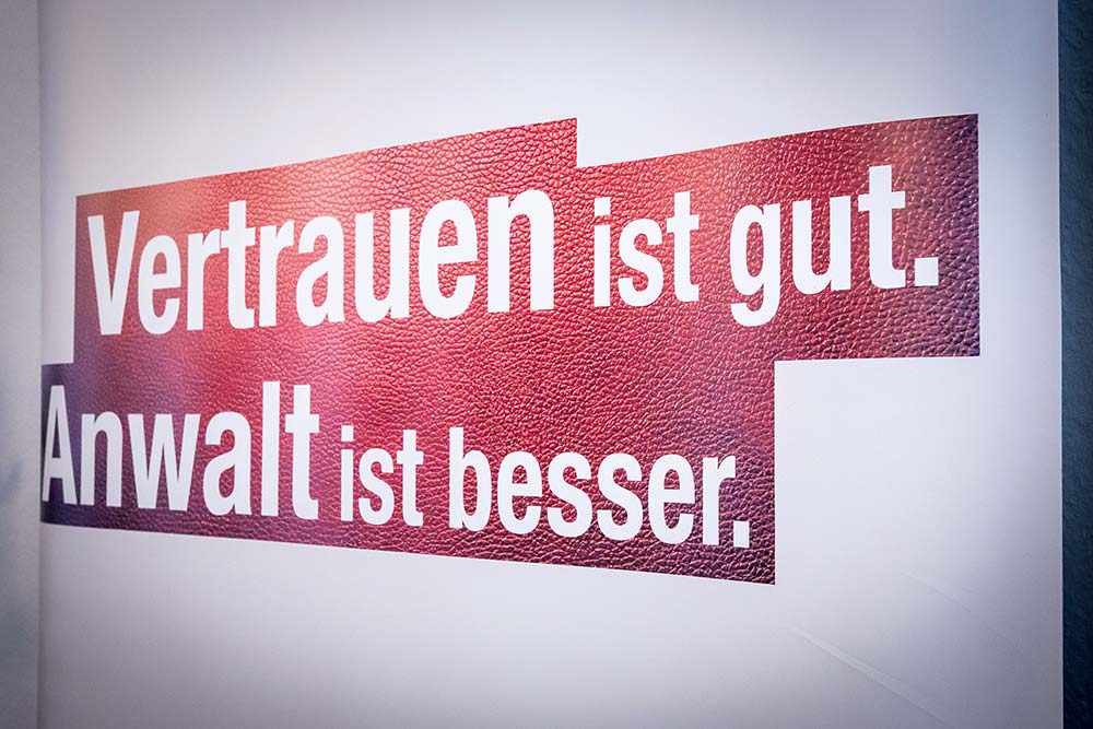 Banner mit der Aufschrift: Vertrauen ist gut. Anwalt ist besser.