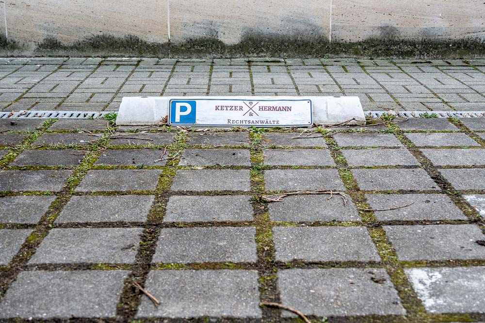 Für unsere Mandanten sind direkt neben dem Gebäude der Kanzlei Ketzer & Hermann in Dresden Parkplätze reserviert. So kommen Sie im Notfall schnellsten zu Ihren Anwalt!