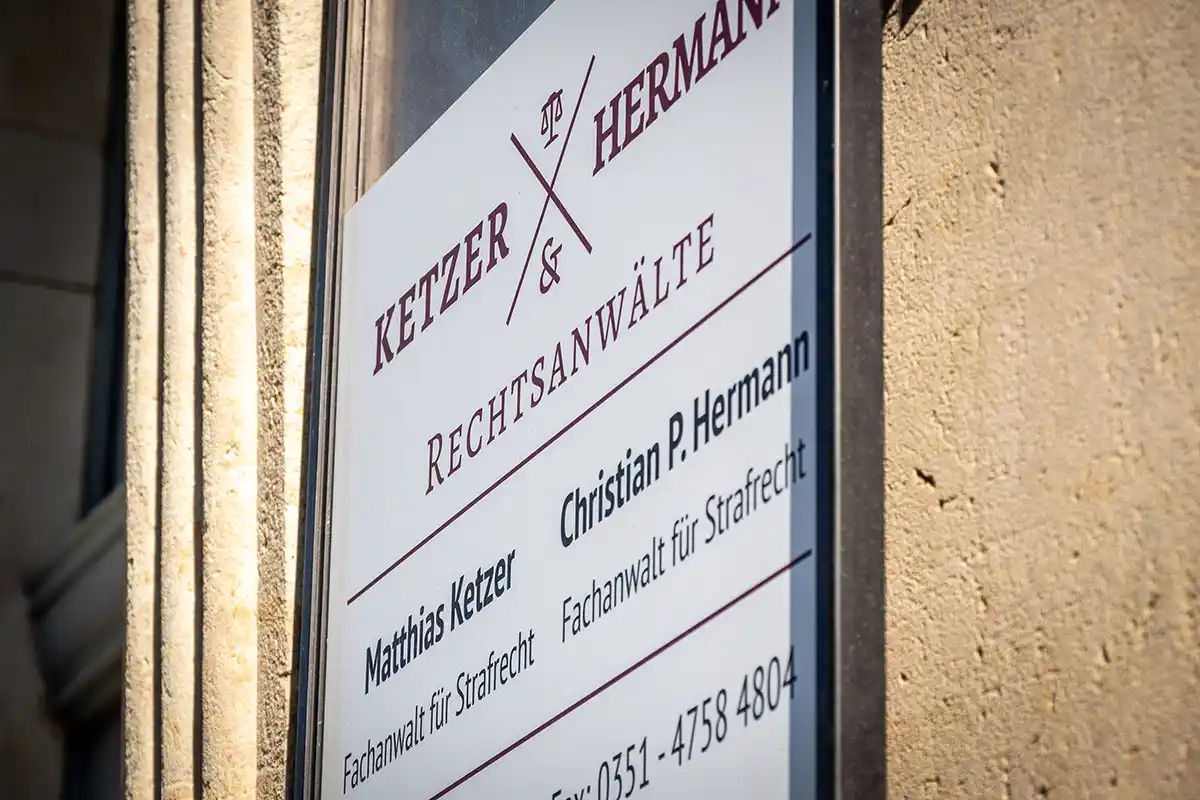 eingang-ketzer-hermann-jugendstrafrecht-kanzlei Eingang zur Kanzlei Ketzer & Hermann mit den beiden Anwälten für Jugenstrafrecht